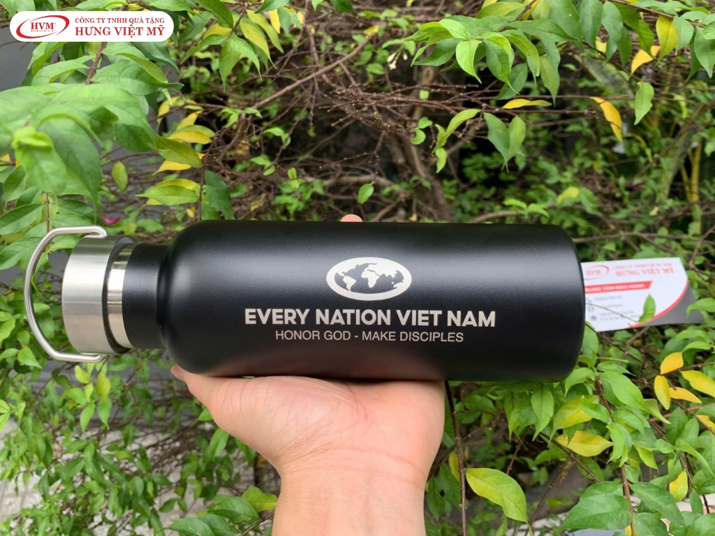 Mẫu in bình giữ nhiệt inox kiểu dáng hiện đại làm quà tặng khách hàng.