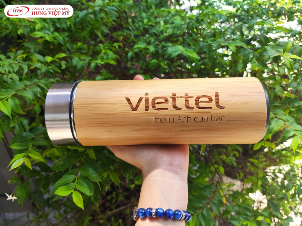 Mẫu bình giữ nhiệt vỏ tre khắc logo doanh nghiệp Viettel bằng công nghệ laser