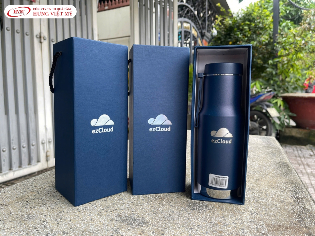Mẫu bình giữ nhiệt có quai xách in logo ezCloud tiện mang theo khi di chuyển